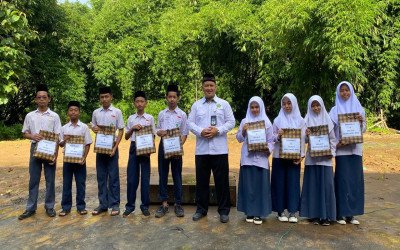 Menutup Tahun dengan Prestasi: MTs Al-Iman 02 Bulus Beri Apresiasi Siswa Peraih Nilai Murni Tertinggi dan Juara Musabaqah di Akhir 2025