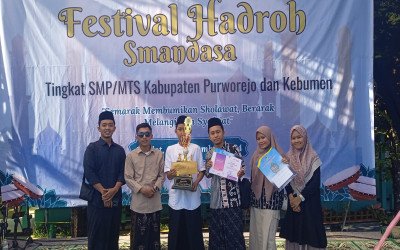 Kalijaga Sabet Juara Pertama, MTs Al-Iman 02 Bulus Tampil Gemilang di Festival Hadroh SMANDASA 2024